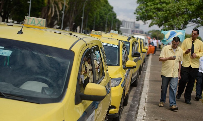 Benefício emergencial de R$ 1 mil para taxistas começa a ser pago hoje