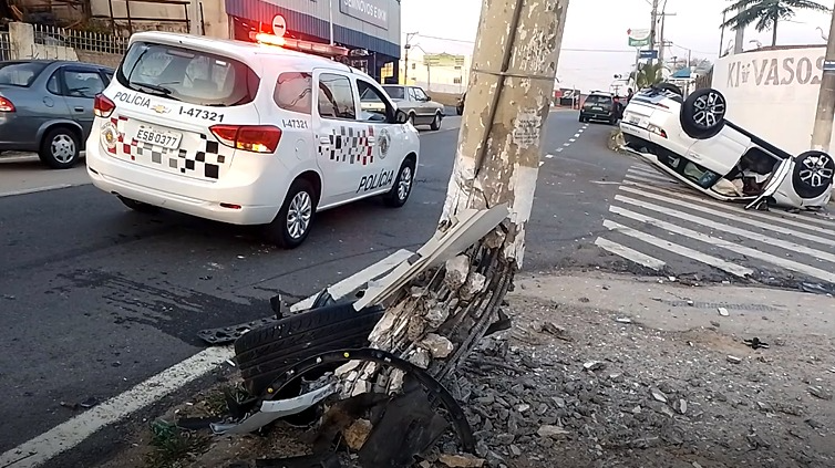 Motorista foge após bater em poste e capotar carro de luxo em Campinas (SP)