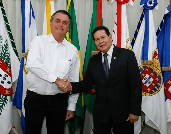 Bolsonaro deixa o Brasil para se reunir com Vladimir Putin
