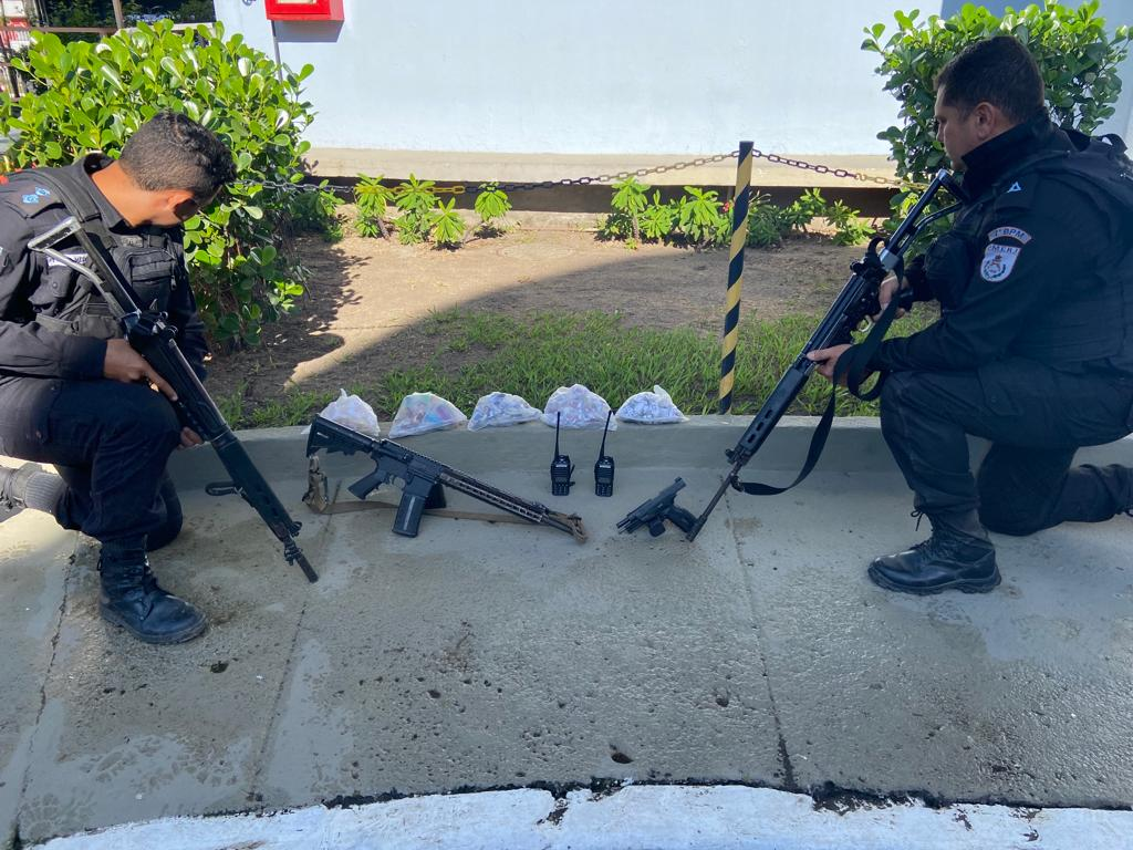 Os agentes apreenderam um fuzil, uma pistola, uma motocicleta, dois rádios transmissores e Divulgação/Polícia Militar