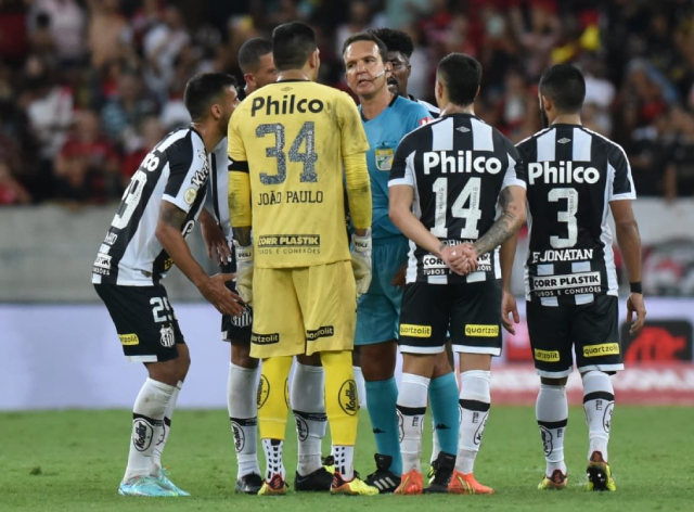 CBF divulga áudio do VAR de pênalti polêmico de Flamengo x Grêmio, pela  Copa do Brasil, copa do brasil