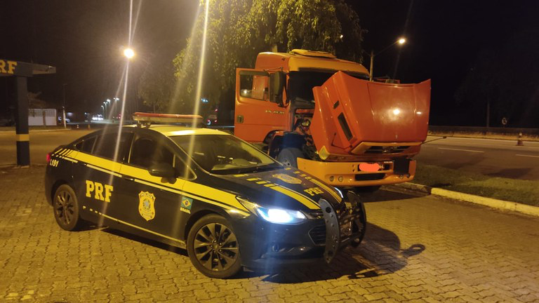 Dupla é presa por dirigir caminhão roubado na BR116, em Lavrinhas