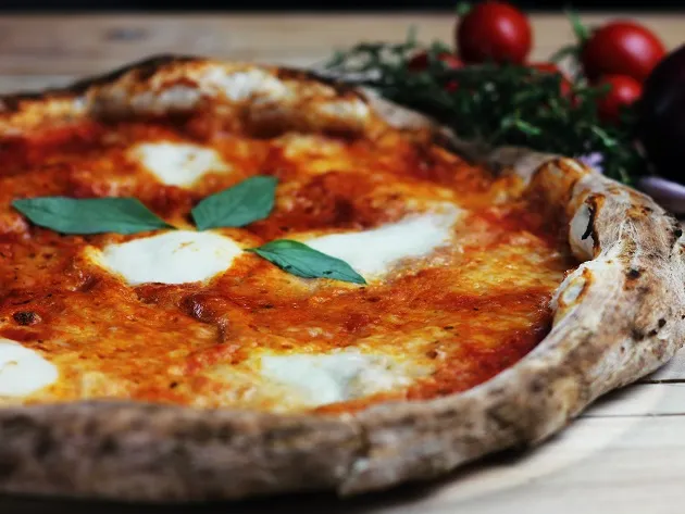Pizza napolitana leva poucos ingredientes e é fácil de ser segurada com as mãos