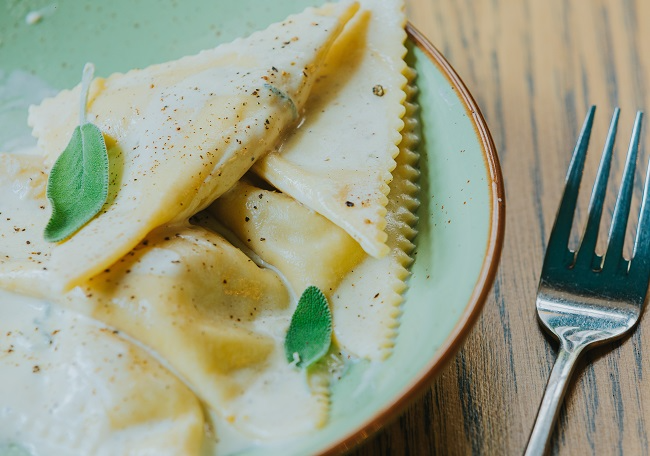 Molho branco para macarrão supercremoso: Carole Crema ensina receita caseira Envato Elements