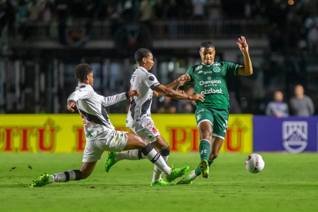 Jogadores disputam bola 