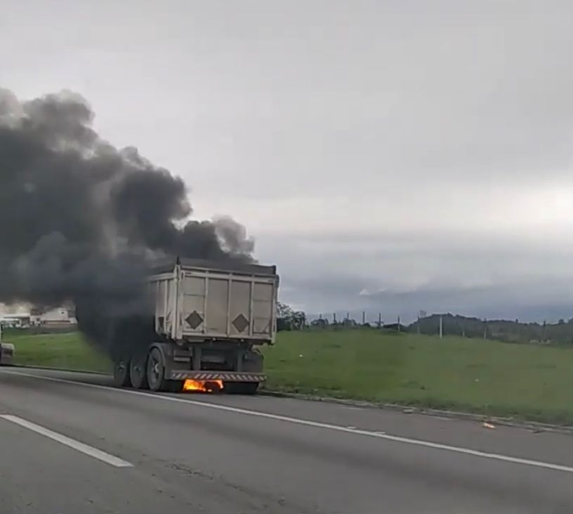 Caminhão pega fogo no KM 49 da Dutra, em Canas Divulgação/ Redes sociais