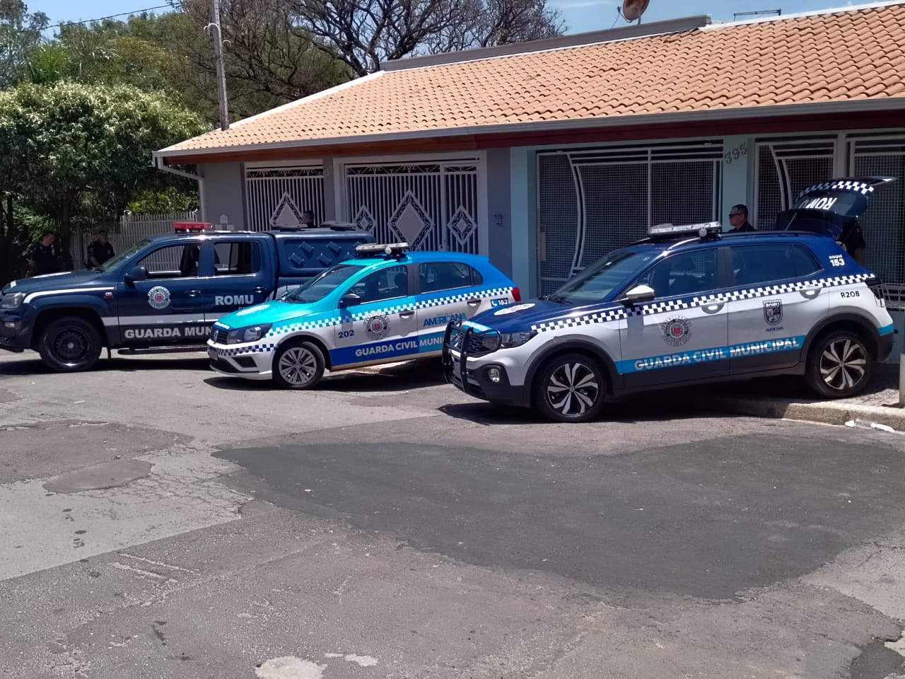 Drogas foram encontradas em um buraco no muro de uma casa no bairro São Benedito. Reprodução/GM