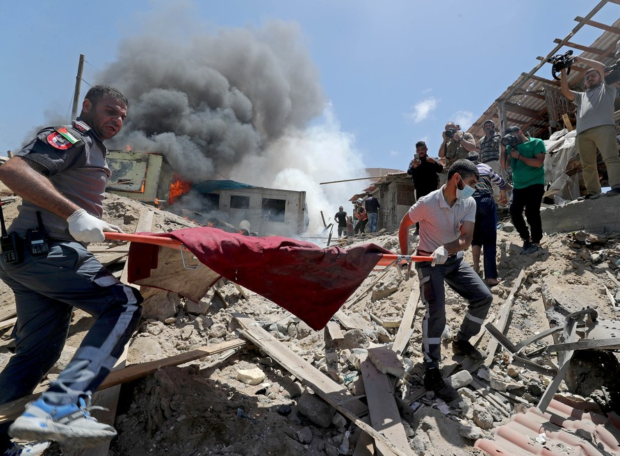 Palestinos tiram corpo dos escombros em Gaza Foto: Mohammed Salem/Reuters