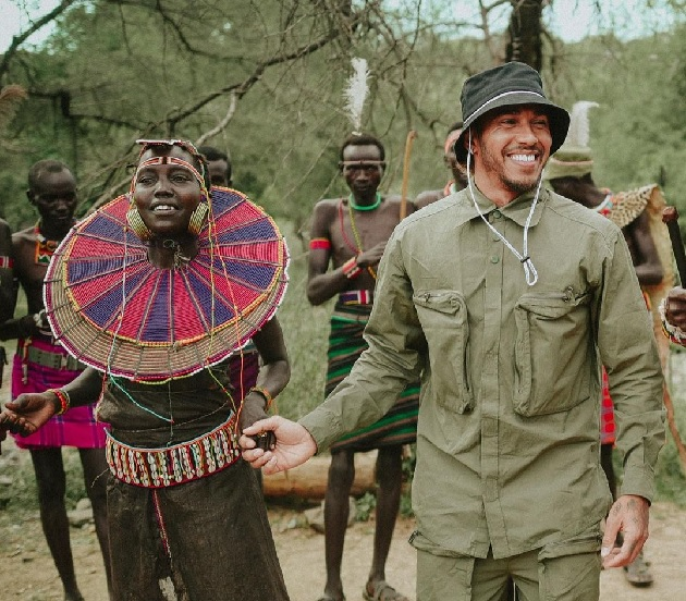 Nas férias da F1, Lewis Hamilton visita África: "Em busca das minhas raízes"