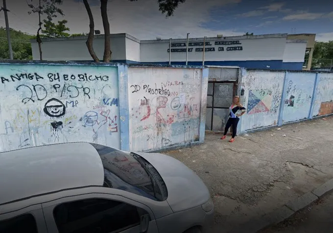 A escola fica no bairro do Anil, na Zona Oeste do Rio