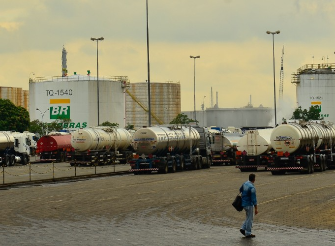 Preço de combustíveis terá um novo aumento nesta terça-feira (6) Foto: Agência Brasil/Rovena Rosa