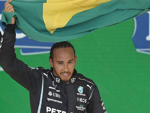 F1: Hamilton repete gesto de Senna e festeja com bandeira do Brasil; assista