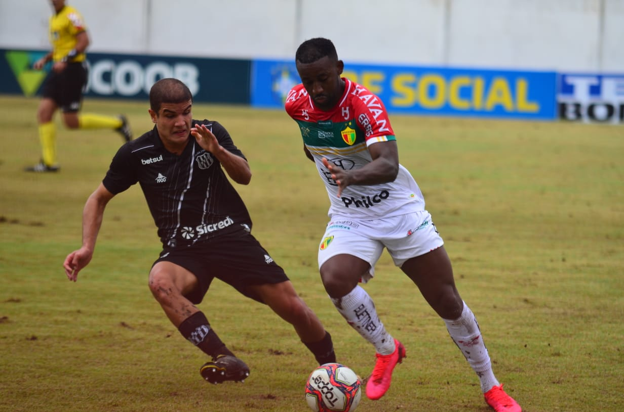 Jogadores da Ponte e do Brusque disputam bola em partida anterior  Divulgação/Ponte Preta 