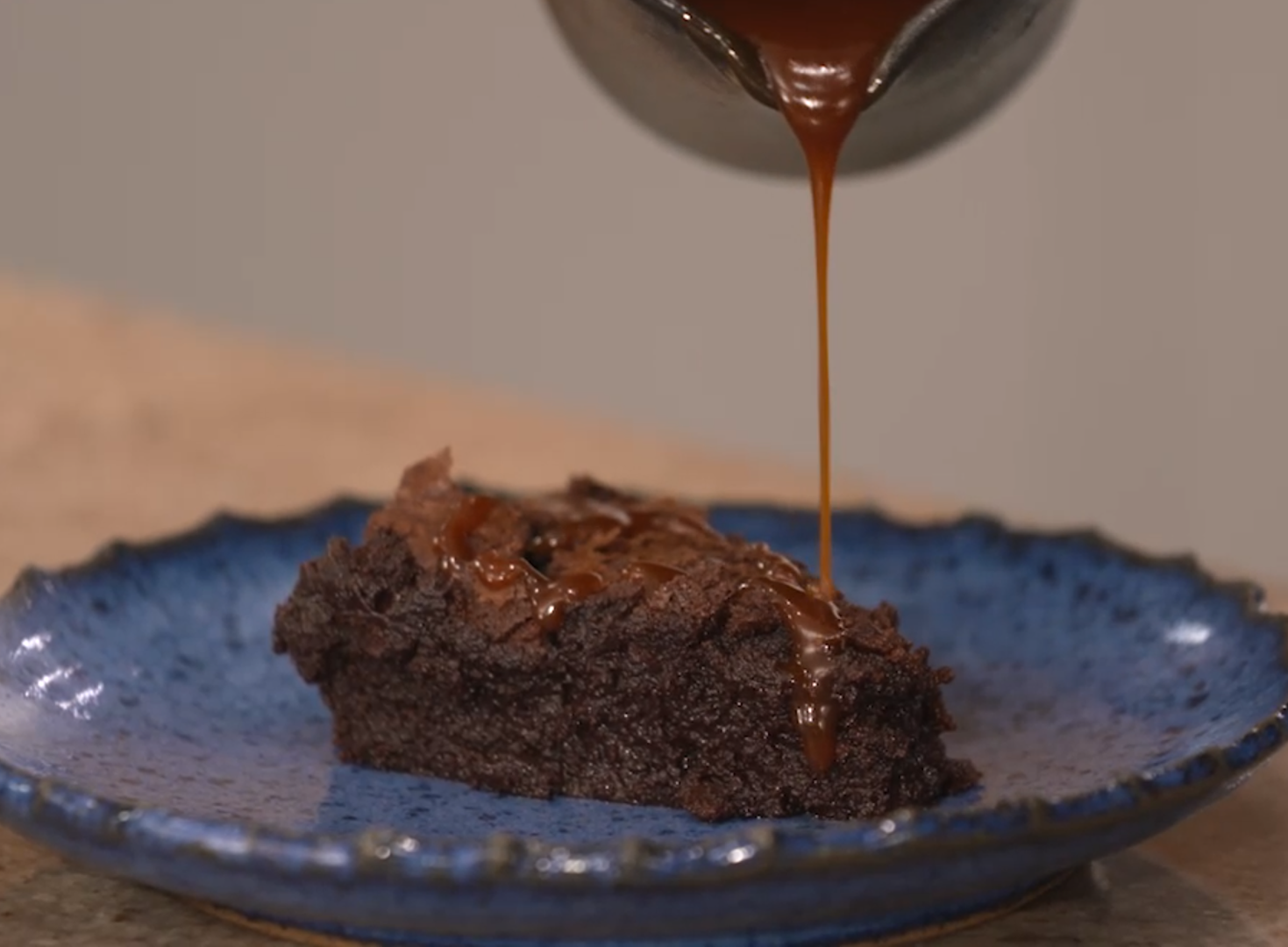 A Parte De Bolo Do Chocolate E Do Caramelo, Alimento Esboçado
