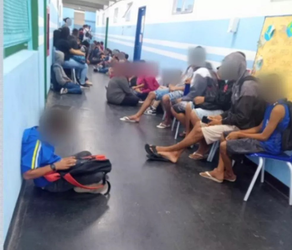 Alunos e funcionários se protegem em escola durante tiroteio em Angra dos Reis Reprodução/Redes Sociais