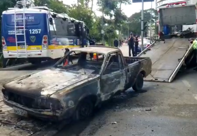 Veículo pega fogo no acesso ao Banhado em São José dos Campos  Rauston Naves/Vale Urgente