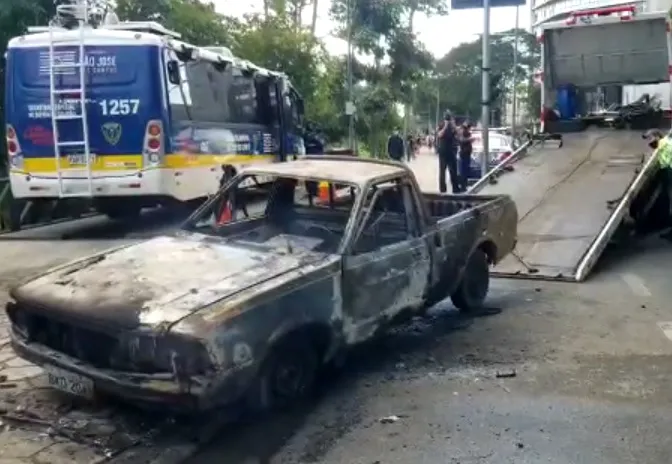 Veículo pega fogo no acesso ao Banhado em São José dos Campos 