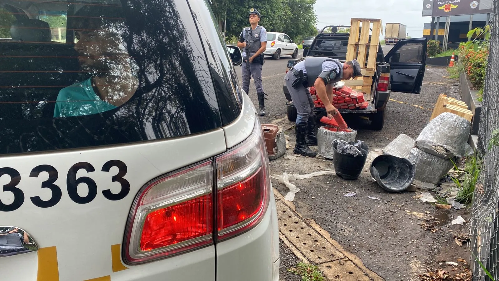 O veículo foi abordado na rodovia Washington Luiz 