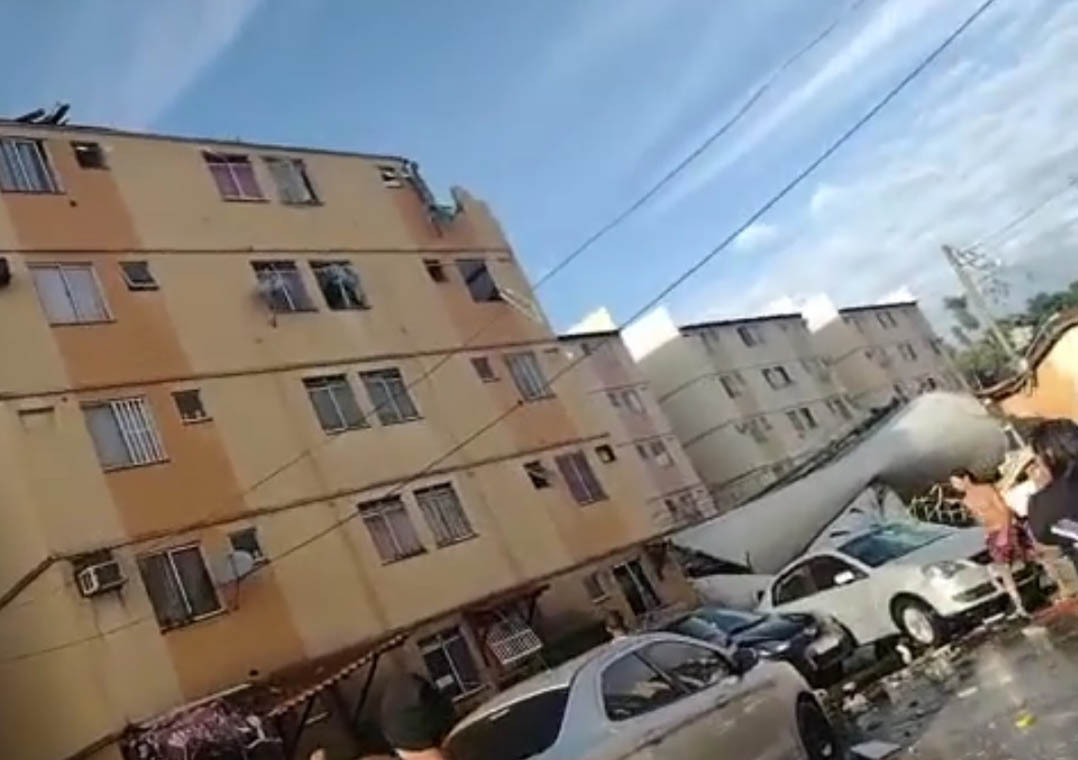 Vídeo: caixa d'água de prédio cai no Rio de Janeiro