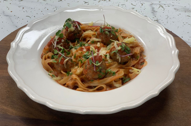 Macarrão ao molho de tomate com almôndegas | Band Receitas