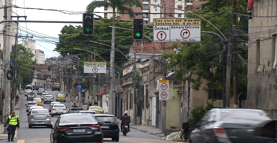 O homem chegou a usar os dentes para rasgar o isolamento do fio e retirar o cobre da parte Reprodução 