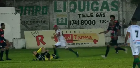 William Ribeiro chutou a cabeça do árbitro Rodrigo Crivellaro