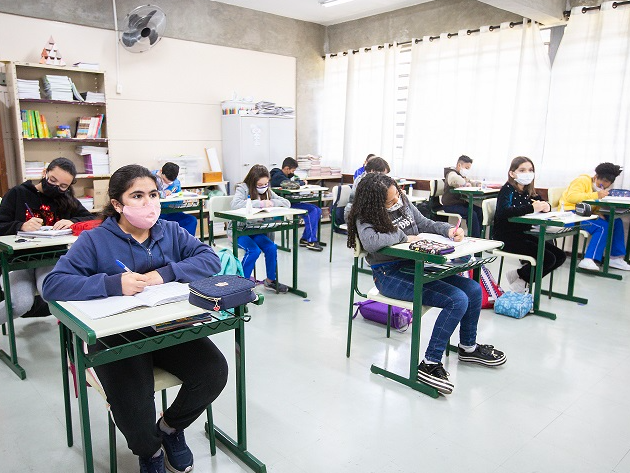 Nas escolas sem condições de receber 100% dos alunos haverá rodízio no esquema presencial até 3 de novembro Secretaria da Educação do Estado de São Paulo