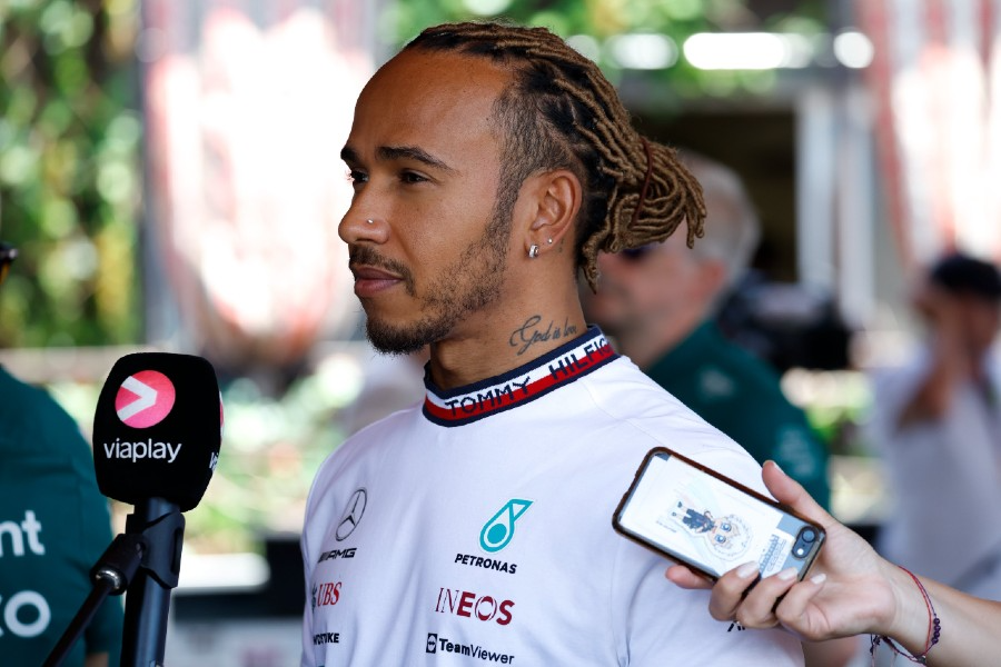 Hamilton se anima com projeto de filme de F1, mas diz que não deve atuar