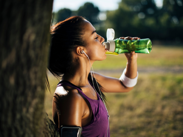 Importante repor líquido perdido durante exercício físico Fonte: Canva, 2022.