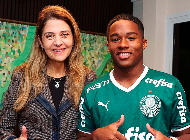 Leila Pereira ao lado de Endrick, após acordo para primeiro contrato profissional do ataca Fabio Menotti / Palmeiras