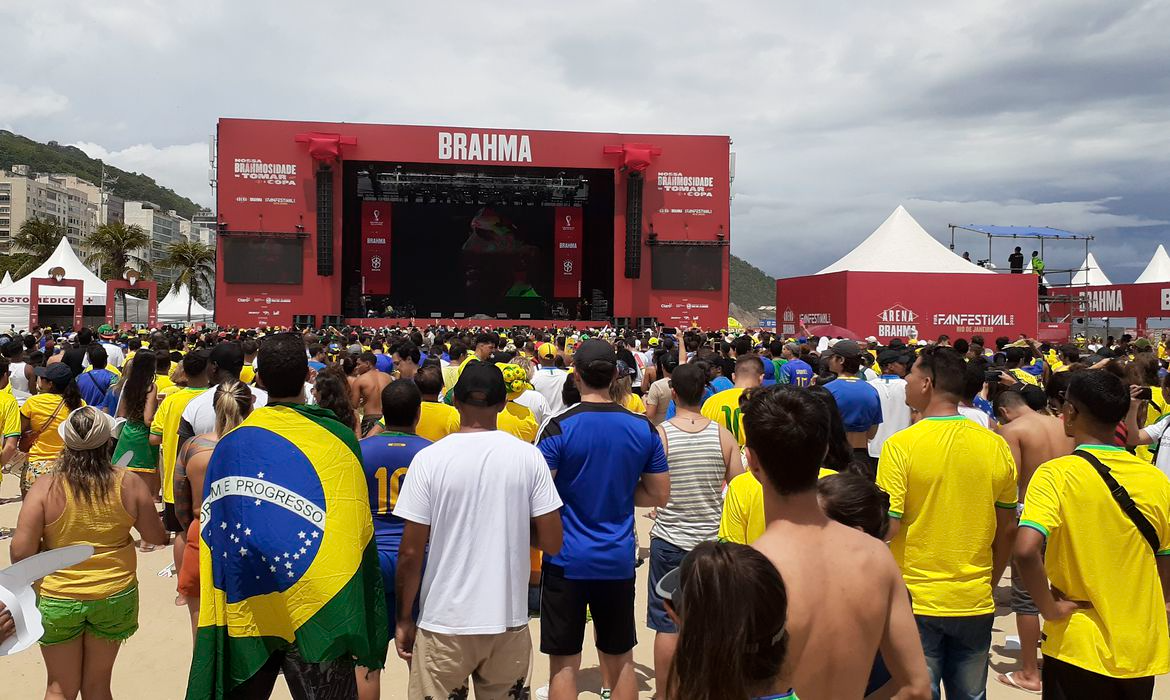 Praia de Copacabana recebeu torcedores durante a partida entre Brasil e Suíça Léo Rodrigues/Agência Brasil