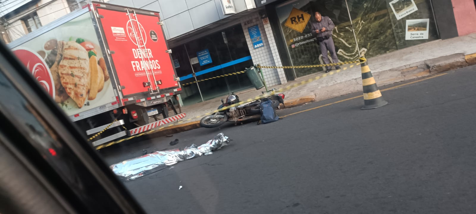 Homem morre depois de bater moto em caminhão na Avenida Brasil