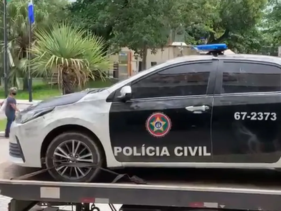 Agentes apreendem carro clonado da polícia em sítio do miliciano Tandera em  Seropédica, Rio de Janeiro