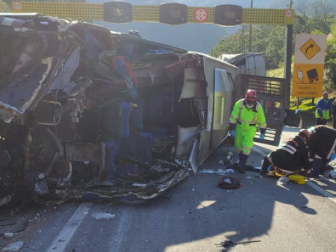 Duas pessoas morreram no acidente com o ônibus do Umuarama Futsal Divulgação / PRF Paraná