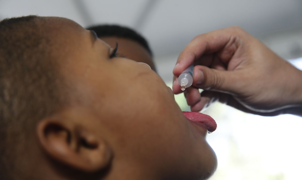 Campanha nacional de vacinação contra poliomielite mira 14 milhões de crianças