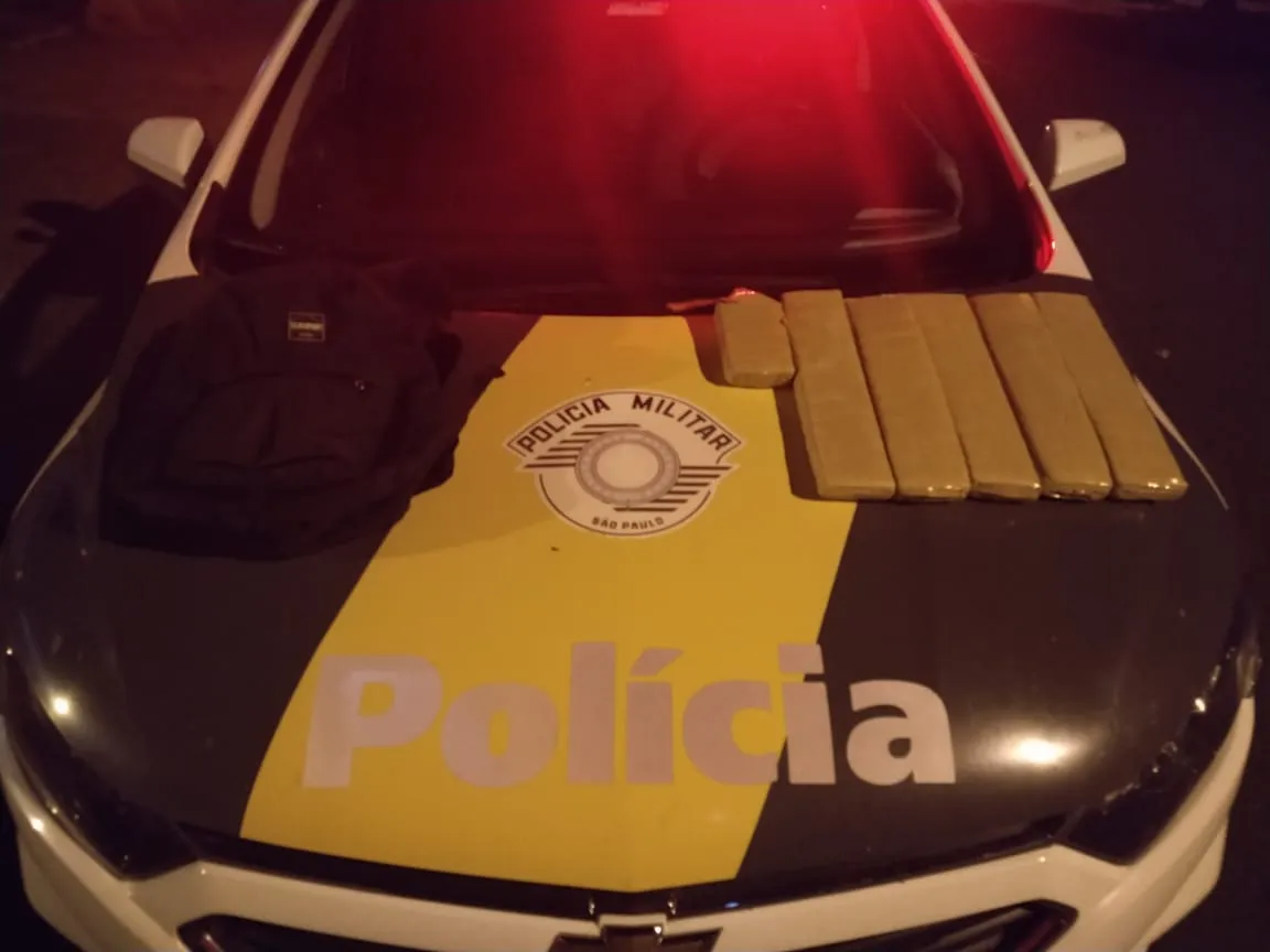 Eles estavam de posse de 6 tijolos de maconha