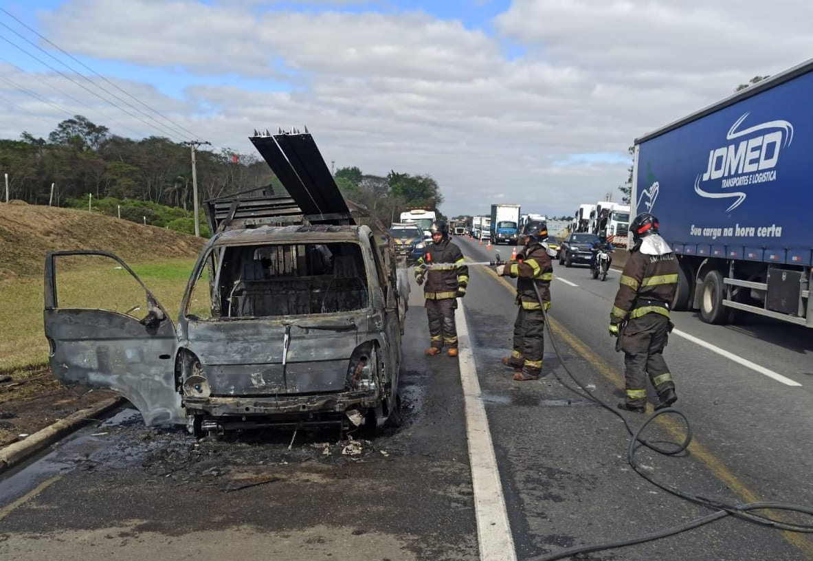 Caminhão pega fogo na Via Dutra, em Lorena Divulgação/Polícia Rodoviária Federal