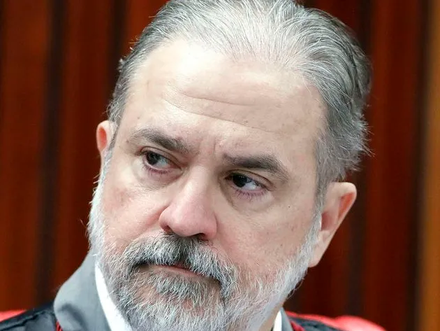 Subprocuradores questionam papel de Augusto Aras após ataques de Jair Bolsonaro