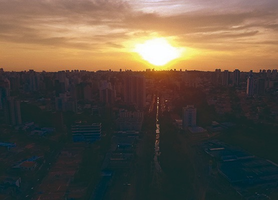 Recomenda-se, sempre que possível, permanecer em locais protegidos do sol. Divulgação