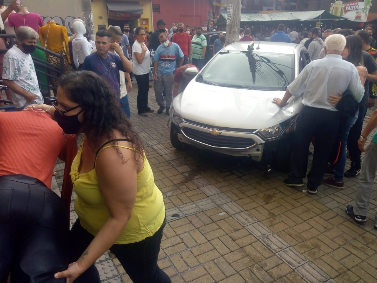 Carro invade camelódromo, em Taubaté Reprodução/Vale Urgente