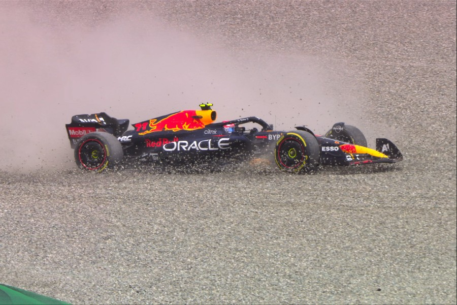 Batida na primeira volta acabaria causando o abandono do mexicano da Red Bull F1