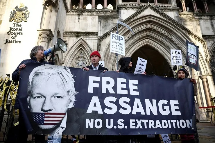 Nos Estados Unidos, a pena enfrentada por Assange pode chegar a 175 anos de prisão Henry Nichols/Arquivo Reuters