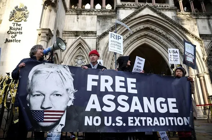 Nos Estados Unidos, a pena enfrentada por Assange pode chegar a 175 anos de prisão