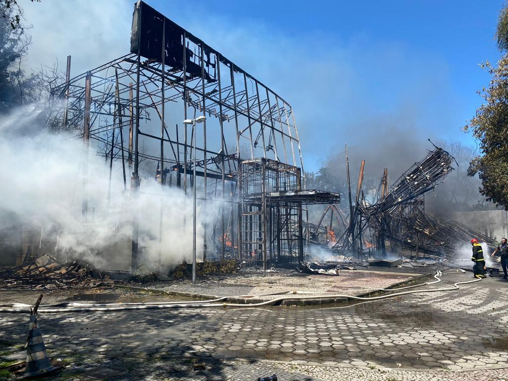 Trabalho de rescaldo do incêndio nos Estúdios Globo Reprodução