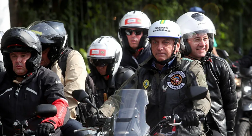 Jair Bolsonaro em passeio de motocicleta com apoiadores neste sábado (12)