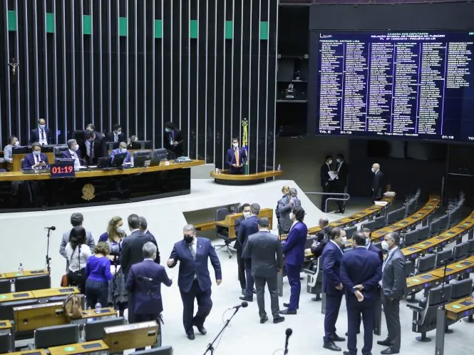 Câmara aprova PEC dos Precatórios, que viabiliza Auxílio Brasil; texto vai ao Senado