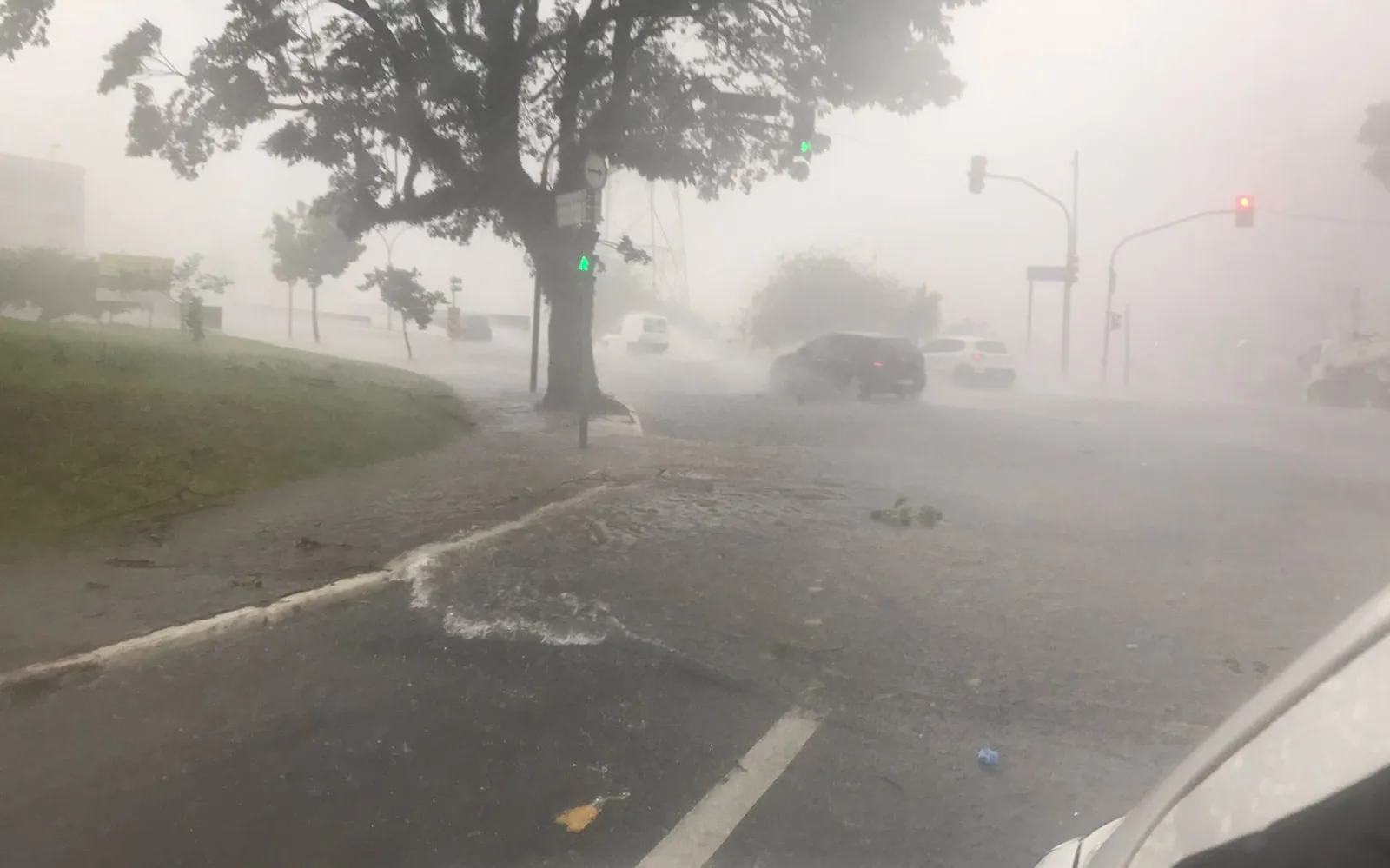 Chuva forte causa transtornos em São José dos Campos nesta quarta-feira (29)