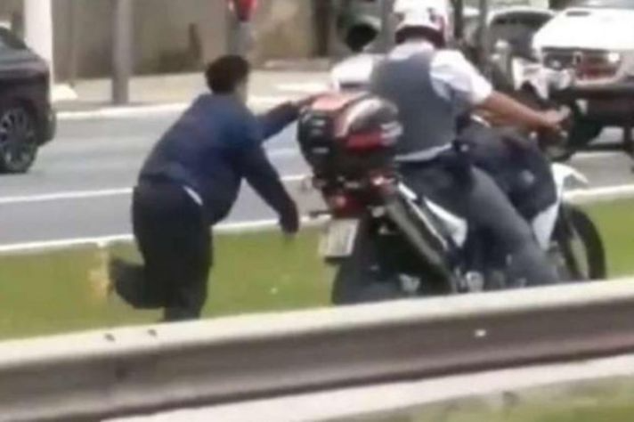 PM que algemou homem negro em moto em SP pode responder por tortura e racismo