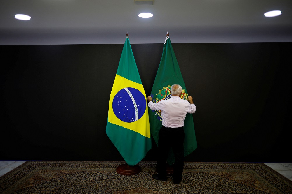 Bandeiras do Brasil e da Presidência são arrumadas para a posse no Palácio do Planalto Adriano Machado/Reuters