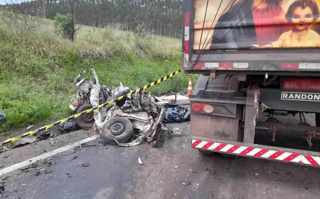 O carro ficou completamente destruído